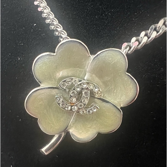 CHANEL CLOVER PENDANT NECKLACE - Picture 7 of 16